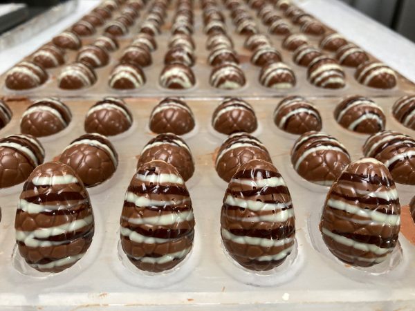 Ontdek onze paaschocolade - paaseitjes met hazelnootvulling, vers gemaakt
